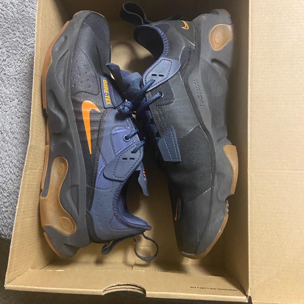 Nike running shoes only wor a few times. got the box in perfect condition